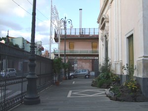 Il nuovo Sagrato e la bellissima cancellata in ferro.