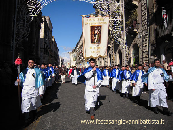 03/02/2010. Lo stendardo della confraternita San Giovanni Battista in processione.