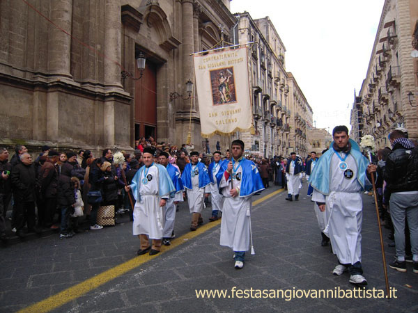 03/02/2011. Lo stendardo della confraternita San Giovanni Battista in processione.