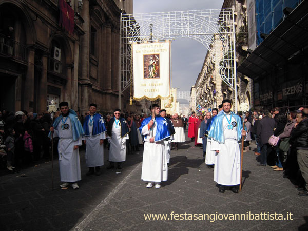 03/02/2012. Lo stendardo della confraternita San Giovanni Battista in processione.