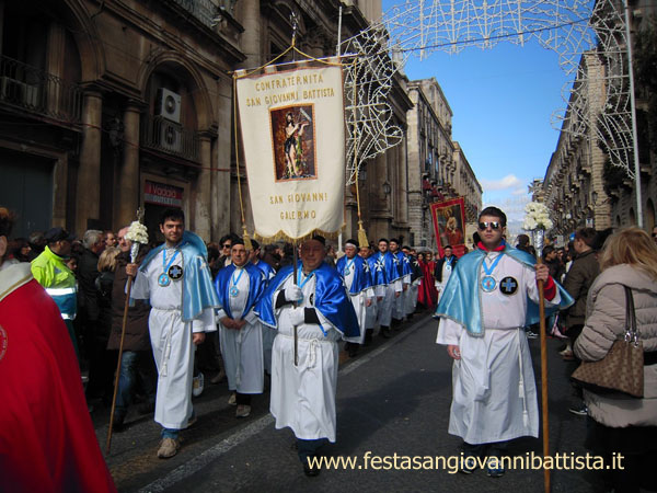 03/02/2014. Lo stendardo della confraternita San Giovanni Battista in processione.