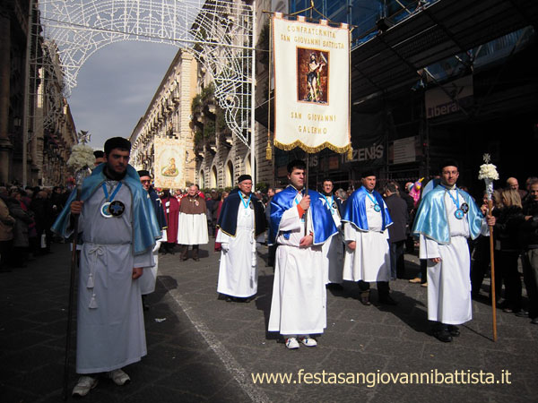 03/02/2012. Lo stendardo della confraternita San Giovanni Battista in processione.