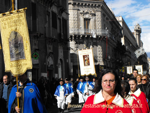 03/02/2014. Lo stendardo della confraternita San Giovanni Battista in processione.