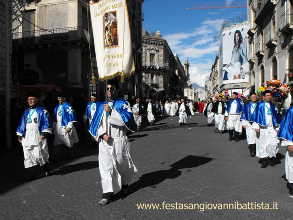03/02/2014. Lo stendardo della confraternita San Giovanni Battista in processione.