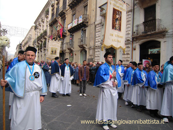 03/02/2011. Lo stendardo della confraternita San Giovanni Battista in processione.