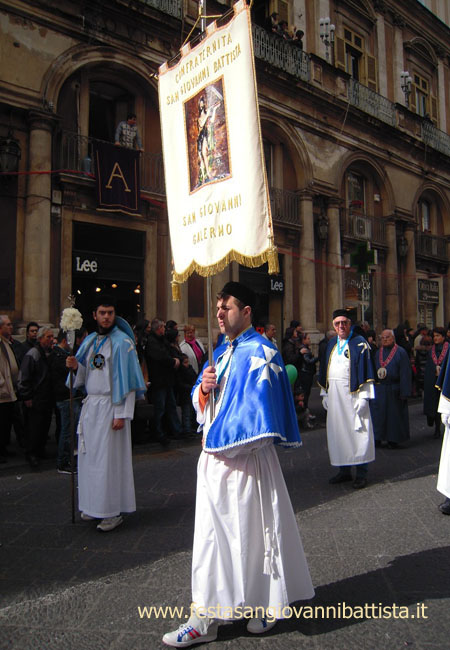 03/02/2012. Lo stendardo della confraternita San Giovanni Battista in processione.
