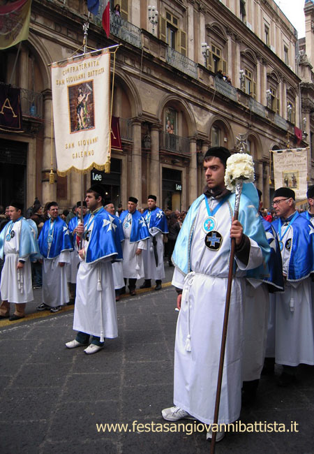 03/02/2011. Lo stendardo della confraternita San Giovanni Battista in processione.