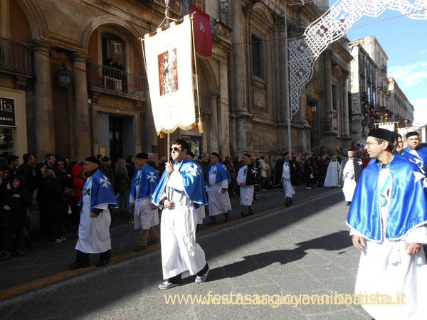 03/02/2014. Lo stendardo della confraternita San Giovanni Battista in processione.