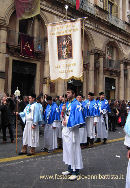 03/02/2011. Lo stendardo della confraternita San Giovanni Battista in processione.