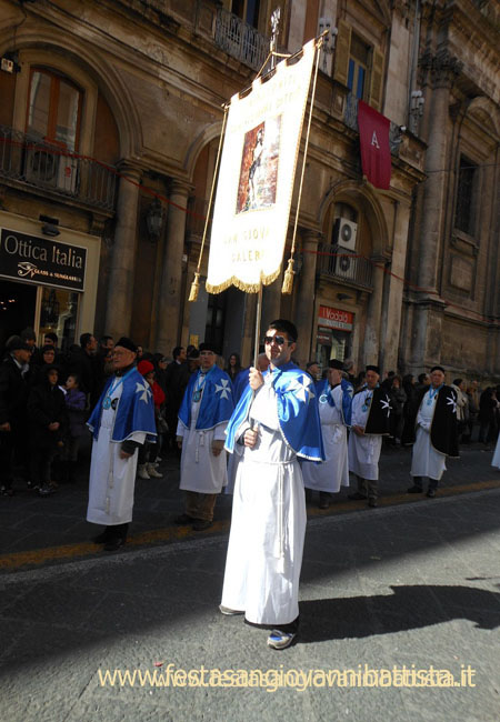 03/02/2014. Lo stendardo della confraternita San Giovanni Battista in processione.