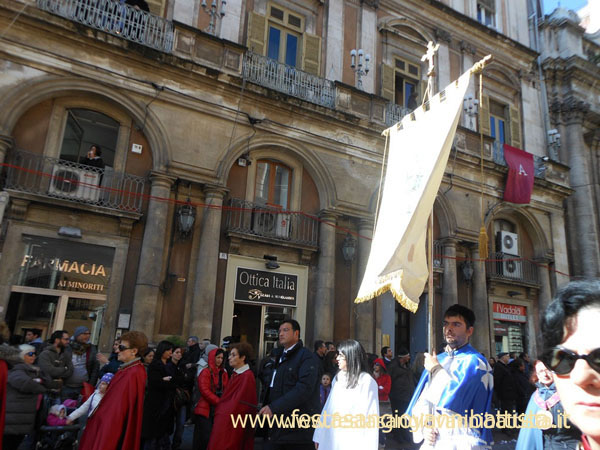 03/02/2014. Lo stendardo della confraternita San Giovanni Battista in processione.