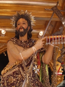 La preziosa statua del Battista addobbata dagli ex-voto nel giorno della festa