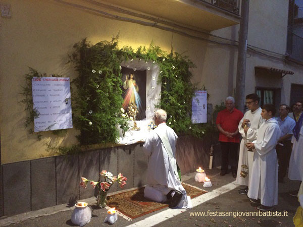 29/05/2016. Particolare di un altarino in Via del Fasano.