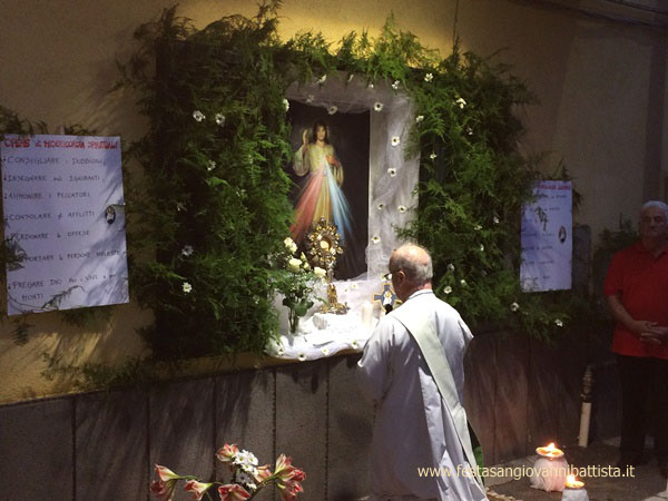 29/05/2016. Il diacono Don Gino Licitra in ginocchio di fronte all'altarino di Via del Fasano.