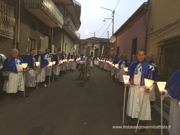 29/05/2016. La Confraternita San Giovanni Battista in processione in Via del Fasano.