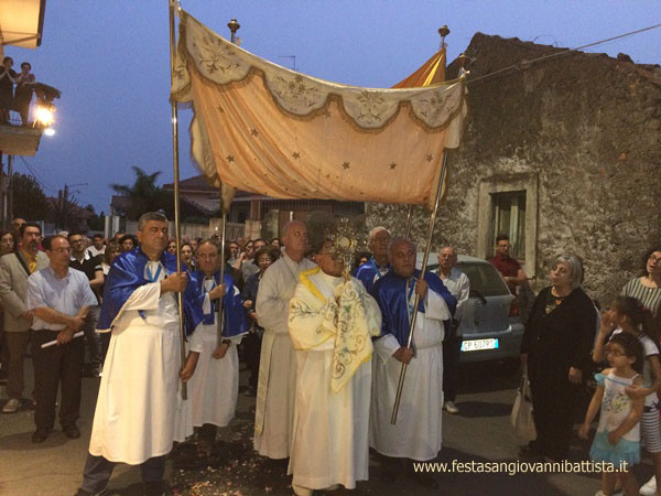 29/05/2016. La Confraternita San Giovanni Battista in processione in Via del Fasano.