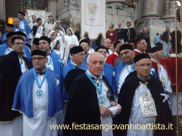 23/11/2014. Il Governatore Salvatore Di Bella (a destra) con a fianco il Primo Assistente Andrea Cavallaro (a sinistra) ed alcuni confrati della Confraternita di San Giovanni Battista di San Giovanni Galermo.