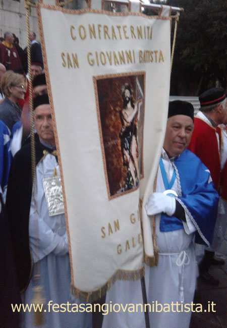 23/11/2014. Il confrate Angelo Pellegrino con lo stendardo della Confraternita di San Giovanni Battista di San Giovanni Galermo.