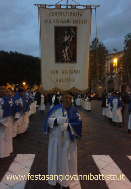 23/11/2014. Lo stendardo della Confraternita di San Giovanni Battista di San Giovanni Galermo in processione.