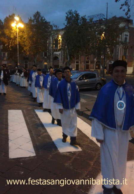 23/11/2014. Confrati della Confraternita di San Giovanni Battista di San Giovanni Galermo schierati in processione.