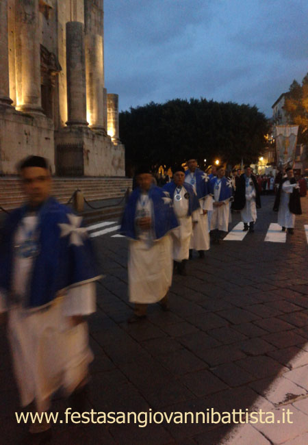 23/11/2014. Confrati della Confraternita di San Giovanni Battista di San Giovanni Galermo schierati in processione.