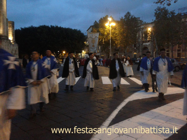 23/11/2014. Confrati della Confraternita di San Giovanni Battista di San Giovanni Galermo schierati in processione.