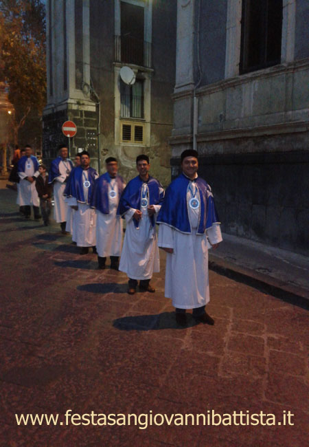 23/11/2014. Alcuni confrati della Confraternita di San Giovanni Battista di San Giovanni Galermo in preghiera.