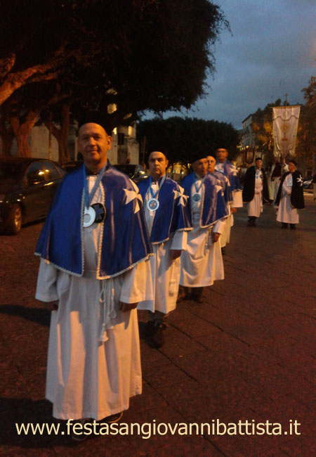 23/11/2014. Alcuni confrati della Confraternita di San Giovanni Battista di San Giovanni Galermo in preghiera.