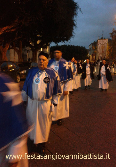 23/11/2014. Alcuni confrati della Confraternita di San Giovanni Battista di San Giovanni Galermo in preghiera.