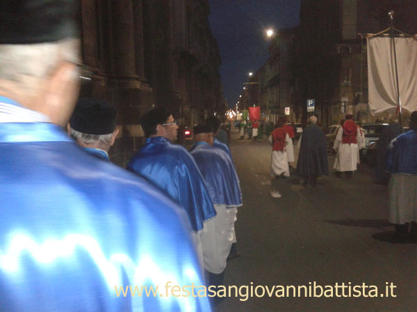 23/11/2014. La Confraternita di San Giovanni Battista si incammina verso Piazza Duomo.