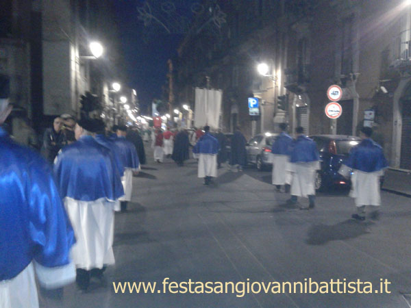 23/11/2014. La Confraternita di San Giovanni Battista si incammina verso Piazza Duomo.