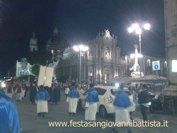 23/11/2014. La Confraternita di San Giovanni Battista arriva a Piazza Duomo.