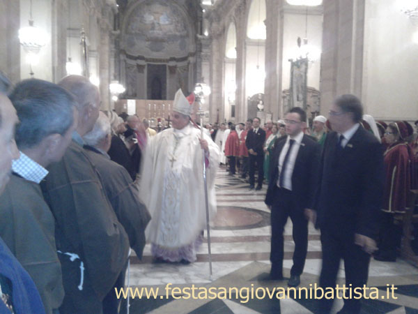 23/11/2014. S. E. Rev.ma Mons. Salvatore Gristina, Arcivescovo di Catania al termine della messa saluta le Confraternite.