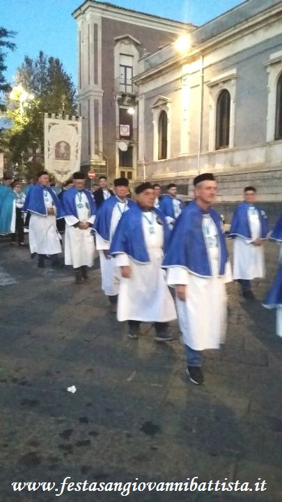 13/11/2016. A passi lenti i Confrati si avviano in silenzio.