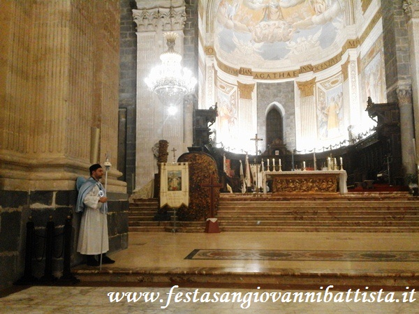 13/11/2016. Il bellissimo altare e l'ambone delle letture.