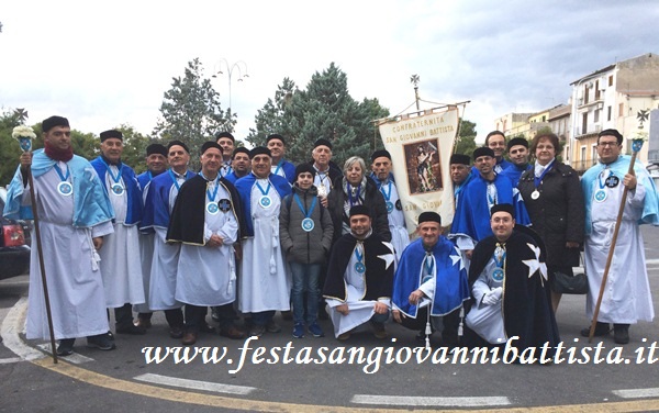 26/11/2017. La Confraternita 'San Giovanni Battista' schierata in P.zza Armando Diaz prima dell'inizio della processione in onore a 'Cristo Re'.