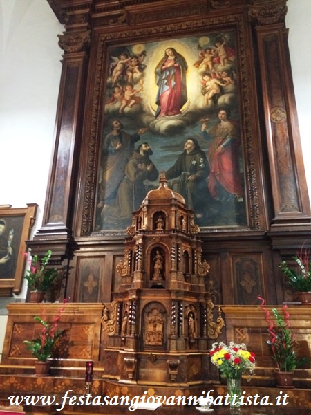 26/11/2017. L'altare della Chiesa Santa Maria degli Angeli (Convento Cappuccini) Adrano (Catania) dove è avvenuta l'iscrizione ed accoglienza dei confrati con gli abiti tradizionali e stendardo.