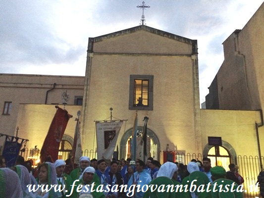 26/11/2017. Le Confraternite della diocesi di Catania si sistemano per l'inizio della processione davanti al Convento dei Cappuccini.