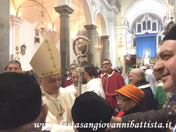 26/11/2017. S. E. Rev.ma Mons. Salvatore Gristina, Arcivescovo di Catania al termine della messa saluta le Confraternite.