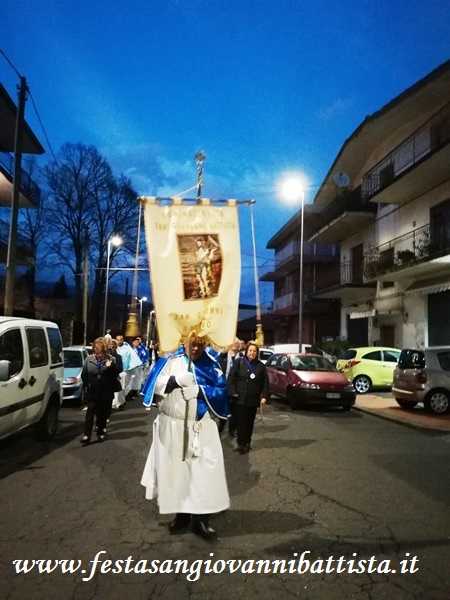 25/11/2018. Lo stendardo della Confraternita San Giovanni Battista in processione per le vie di Trecastagni.