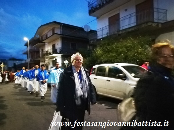 25/11/2018. Mogli e confrati della Confraternita San Giovanni Battista in processione.