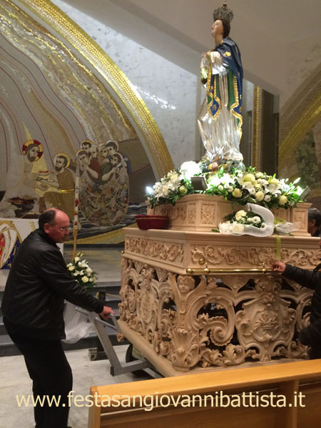 08/12/2015. Ore 19:00. Le ultime fasi prima dell'uscita in processione dell'Immacolata Concezione.