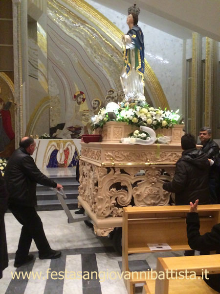08/12/2015. Ore 19:00. Le ultime fasi prima dell'uscita in processione dell'Immacolata Concezione.