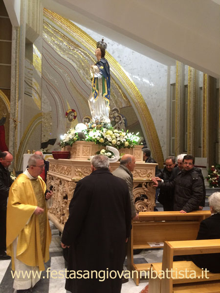 08/12/2015. Ore 19:00. Le ultime fasi prima dell'uscita in processione dell'Immacolata Concezione.