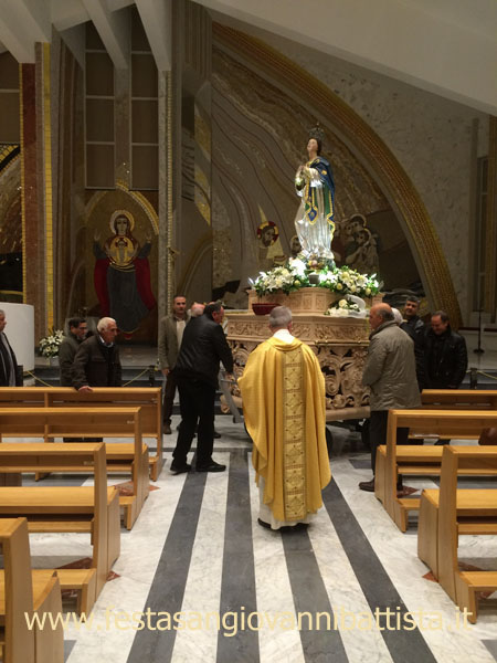 08/12/2015. Ore 19:00. Le ultime fasi prima dell'uscita in processione dell'Immacolata Concezione.