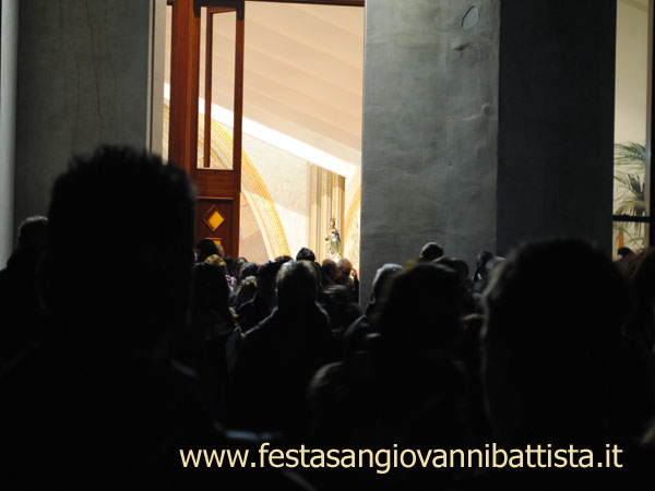 08/12/2015. La gente fuori dalla nuova Chiesa attende l'uscita dell'Immacolata Concezione.