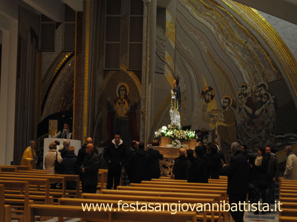 08/12/2015. Il fercolo realizzato dai confrati Giuseppe Distefano e Vito Rapisarda con la statua dell'Immacolata nella nuova Chiesa.