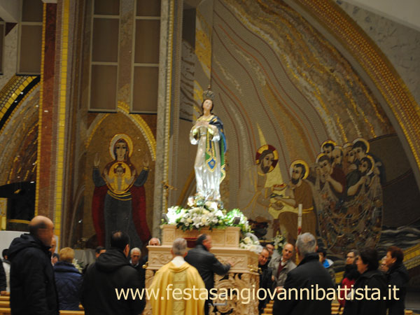 08/12/2015. Il fercolo realizzato dai confrati Giuseppe Distefano e Vito Rapisarda con la statua dell'Immacolata nella nuova Chiesa.