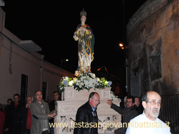 08/12/2015. Alcuni confrati davanti al fercolo dell'Immacolata.
