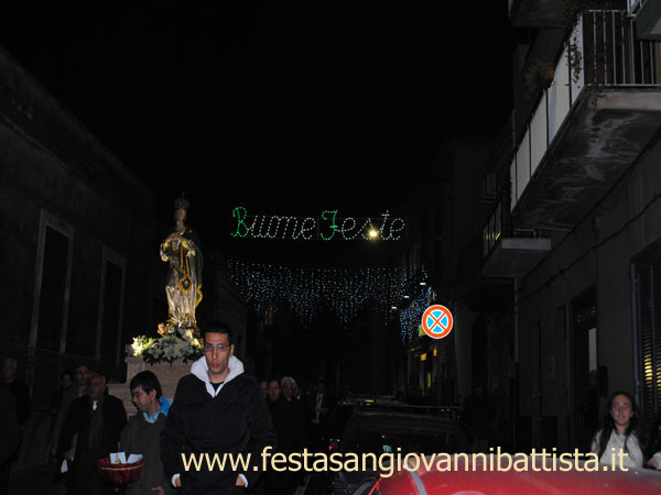 08/12/2015. La statua dell'Immacolata Concezione percorre Via San Giovanni Battista.
